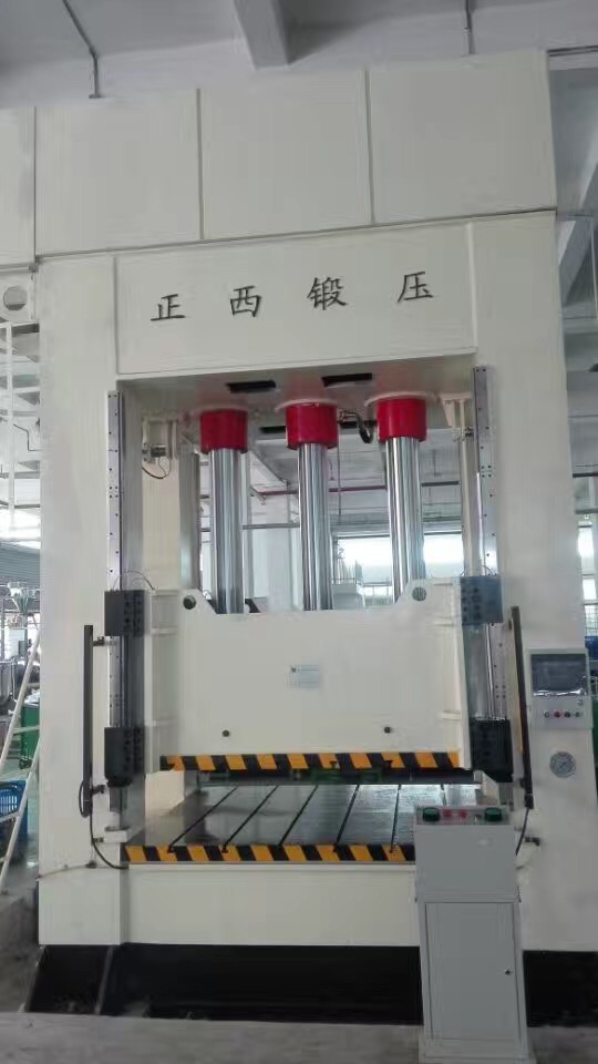 此批設(shè)備為重慶客戶一次性向我公司訂購的機(jī)器，在所有公司員工的努力下，我們?cè)谝?guī)定的時(shí)間內(nèi)向客戶交貨并調(diào)試完成。