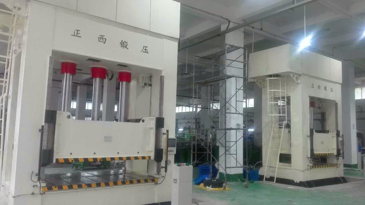 此批設(shè)備為重慶客戶一次性向我公司訂購的機(jī)器，在所有公司員工的努力下，我們?cè)谝?guī)定的時(shí)間內(nèi)向客戶交貨并調(diào)試完成。